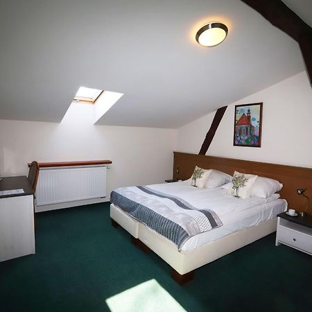 Hotel Sandro Silver & Spichlerz Antoniny Лешно Екстер'єр фото