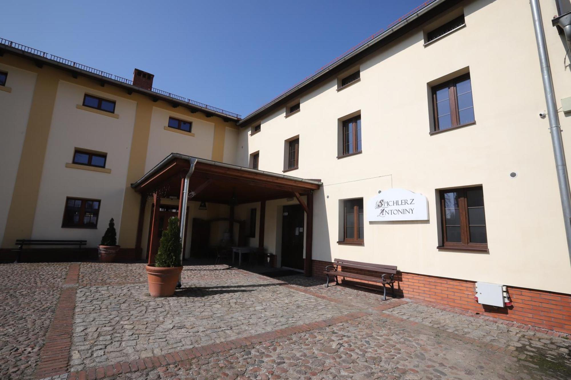 Hotel Sandro Silver & Spichlerz Antoniny Лешно Екстер'єр фото