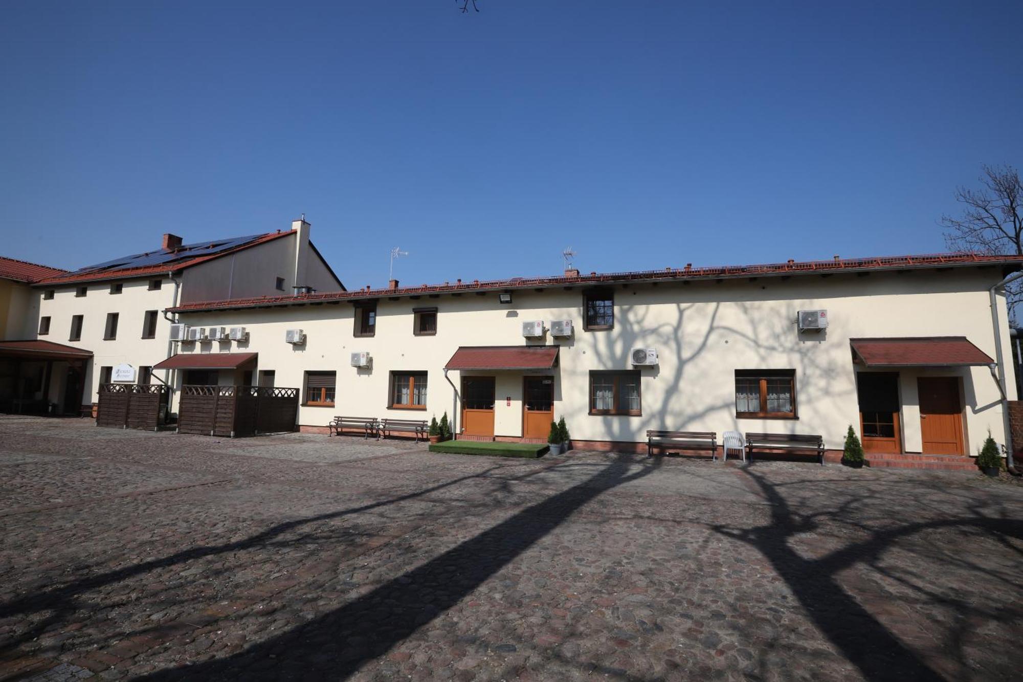 Hotel Sandro Silver & Spichlerz Antoniny Лешно Екстер'єр фото