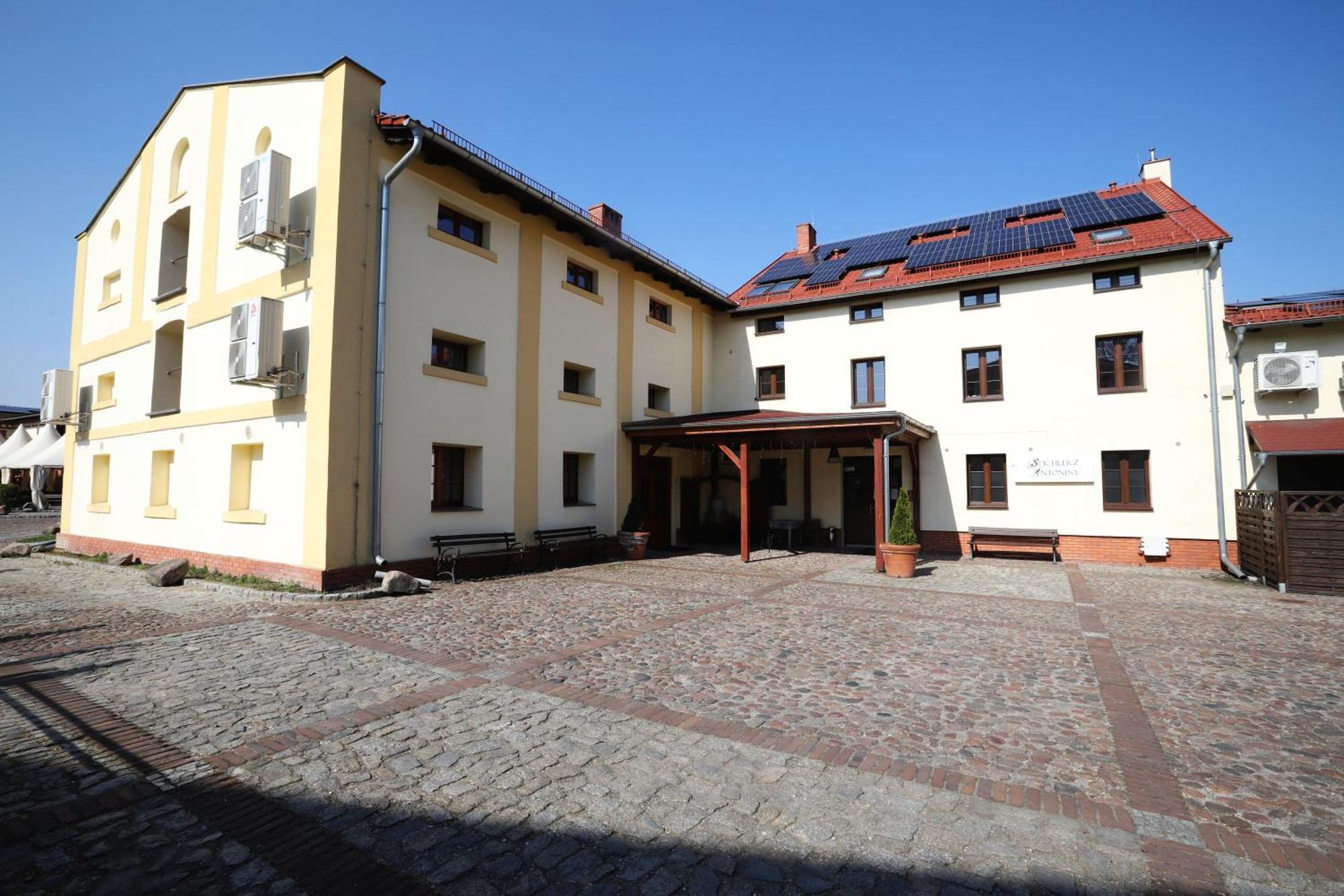 Hotel Sandro Silver & Spichlerz Antoniny Лешно Екстер'єр фото