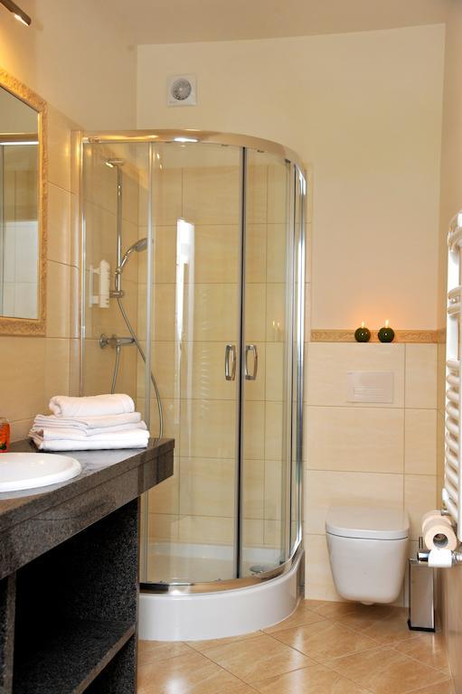 Hotel Sandro Silver & Spichlerz Antoniny Лешно Екстер'єр фото