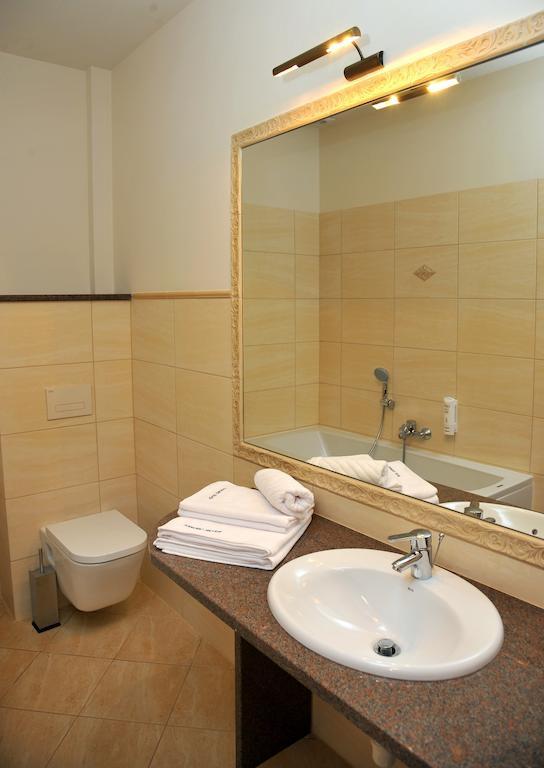 Hotel Sandro Silver & Spichlerz Antoniny Лешно Екстер'єр фото