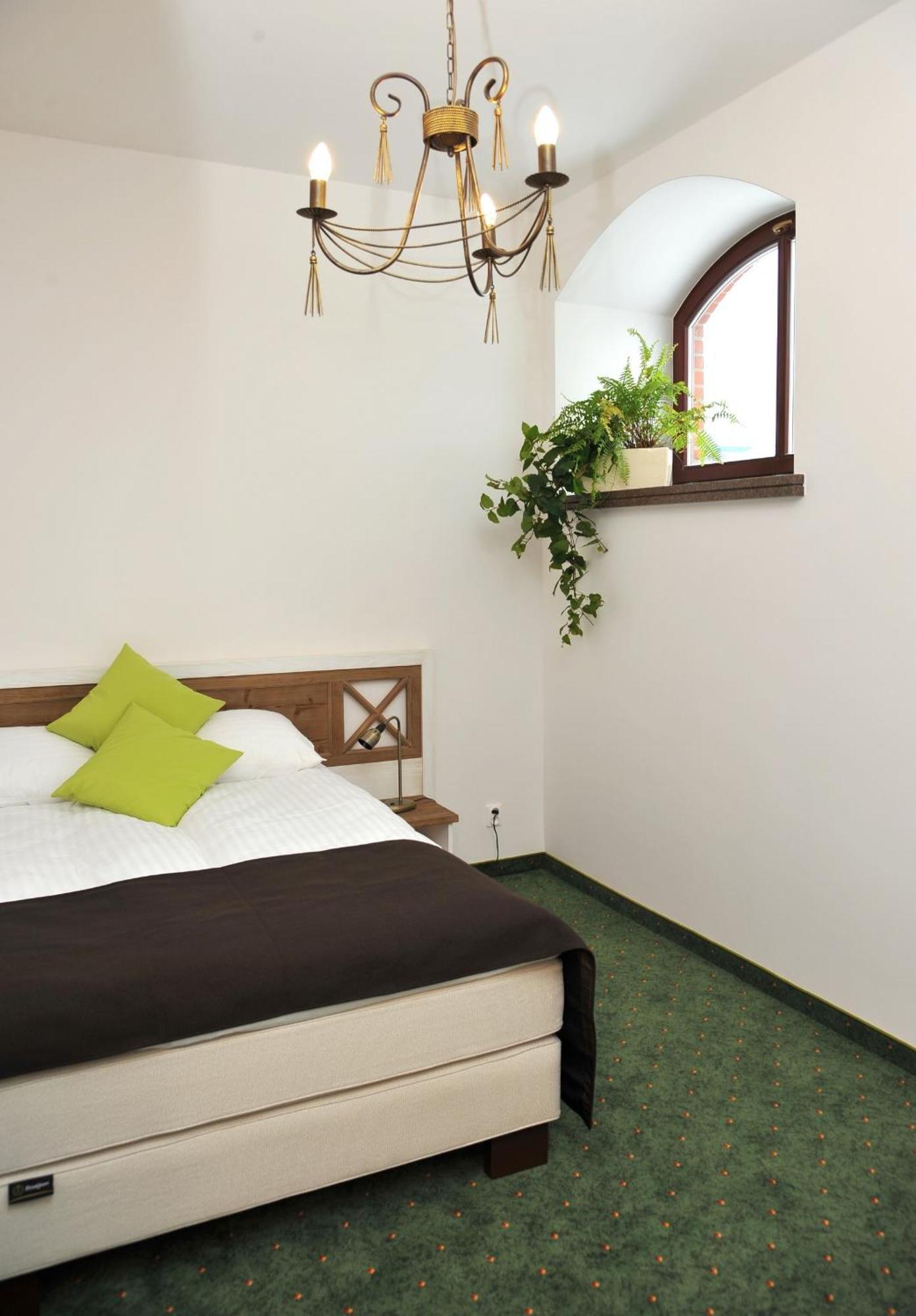 Hotel Sandro Silver & Spichlerz Antoniny Лешно Екстер'єр фото